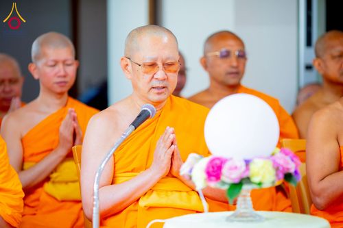 ภาพ No.221265:วันศุกร์ที่ 25 เมษายน พ.ศ. 2568 พิธีอัญเชิญรูปเหมือนพระมงคลเทพมุนี (สด จนฺทสโร) พระผู้ปราบมาร พิธีทอดผ้าป่าสามัคคี 25 ปี พิธีถวายสังฆทาน 15 วัด แด่เจ้าอาวาสภาคพื้นเอเชีย และแอฟริกา ในวาระครบ 25 ปี วัดพระธรรมกายโอซาก้า ประเทศญี่ปุ่น