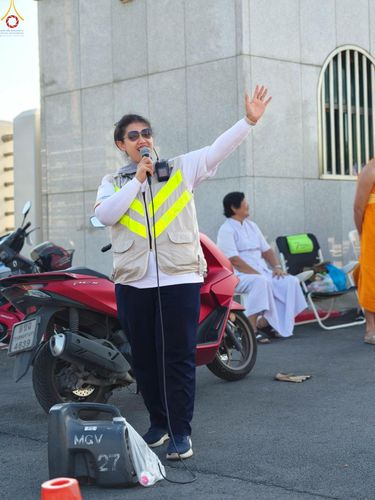 ภาพ No.296126:ภาพเบื้องหลังอาสาสมัครรวมใจ ชุดที่ 1 ในโครงการธรรมยาตรา กตัญญูบูชา มหาปูชนียาจารย์ พระมงคลเทพมุนี(สด จนฺทสโร) พระผู้ปราบมาร อนุสรณ์สถาน 7 แห่ง ปีที่ 14