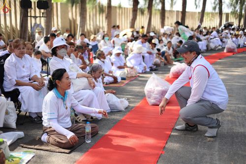 ภาพ No.296200:ภาพเบื้องหลังอาสาสมัครรวมใจ ชุดที่ 2 ในโครงการธรรมยาตรา กตัญญูบูชา มหาปูชนียาจารย์ พระมงคลเทพมุนี(สด จนฺทสโร) พระผู้ปราบมาร อนุสรณ์สถาน 7 แห่ง ปีที่ 14