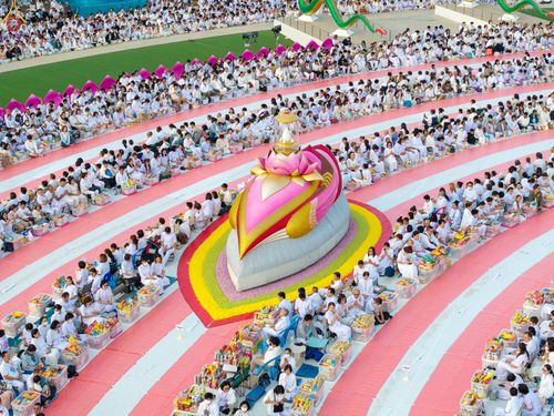 ภาพ No.302551:วันที่ 24 มกราคม พ.ศ. 2569 พิธีตักบาตรพระธรรมยาตรา ณ อนุสรณ์สถานลำดับที่ 5 สถานที่เผยแผ่วิชชาธรรมกายครั้งแรก อนุสรณ์สถานบางปลา วัดบางปลา อำเภอบางเลน จังหวัดนครปฐม ในโครงการธรรมยาตรา กตัญญูบูชา มหาปูชนียาจารย์ พระมงคลเทพมุนี(สด จนฺทสโร) พระผู้ปราบมาร อนุส