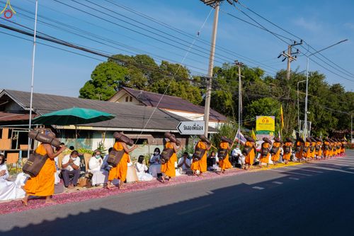 ภาพ No.292843:วันที่ 11 มกราคม พ.ศ. 2569 พิธีต้อนรับพระธรรมยาตรา ณ อนุสรณ์สถานลำดับที่ 3 สถานที่เกิดในเพศสมณะ วัดสองพี่น้อง อำเภอสองพี่น้อง จังหวัดสุพรรณบุรี ในโครงการธรรมยาตรา กตัญญูบูชา มหาปูชนียาจารย์ พระมงคลเทพมุนี(สด จนฺทสโร) พระผู้ปราบมาร อนุสรณ์สถาน 7 แห่ง ปีที