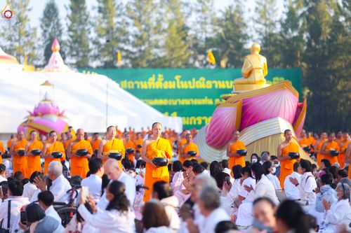 ภาพ No.292418:วันที่ 11 มกราคม พ.ศ. 2569 พิธีตักบาตรพระธรรมยาตรา ณ อนุสรณ์สถานคลองบางนางแท่น อ.สามพราน จ.นครปฐม ในโครงการธรรมยาตรา กตัญญูบูชา มหาปูชนียาจารย์ พระมงคลเทพมุนี(สด จนฺทสโร) พระผู้ปราบมาร อนุสรณ์สถาน 7 แห่ง ปีที่ 14