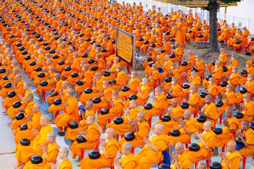 ภาพ No.282574:วันเสาร์ที่ 20 ธันวาคม พ.ศ.2568 พิธีตักบาตรพระ 10,000 รูป (ชุด 2) เนื่องในโอกาส 194 ปี จังหวัดกาญจนบุรี และอุทิศส่วนกุศลให้แด่บรรพชนทั้งหลาย บริเวณถนนสองแคว (Skywalk) เมืองกาญจนบุรี