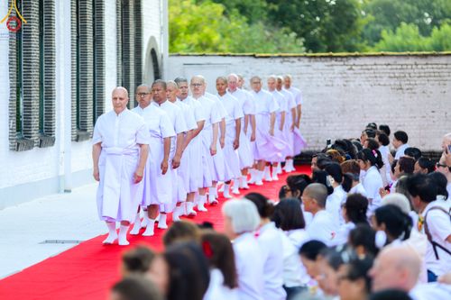 ภาพ No.83850:พิธีเวียนประทักษิณ,พิธีบรรพชาและพิธีอุปสมบทหมู่ ในโครงการอบรมพระธรรมทายาทในทวีปยุโรป  รุ่นที่ 9 วันอาทิตย์ที่ 16 กรกฎาคม พ.ศ. 2566 ณ วัดพระธรรมกายเบเนลักซ์  ประเทศเบลเยียม