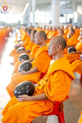 ภาพ No.215157:วันอาทิตย์ต้นเดือนที่ 6 เมษายน พ.ศ. 2568 พิธีตักบาตรข้าวสารอาหารแห้ง ณ บ้านแก้วเรือนทองคุณยาย สภาธรรมกายสากล วัดพระธรรมกาย