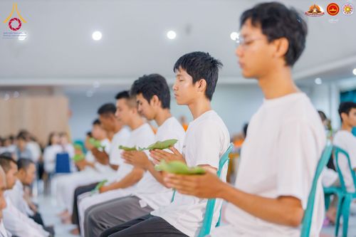 ภาพ No.284442:วันพุธที่ 17  ธันวาคม พ.ศ.2568  พิธีปลงผมนาคธรรมทายาท  โครงการบรรพชาสามเณรและบวชอุบาสิกาแก้ว  ณ วิทยาลัยศรีวิจายา (Sekolah Tinggi Agama Buddha Negeri Sriwijaya) เมืองตังเกอรัง จังหวัดบันเตน ประเทศอินโดนีเซีย