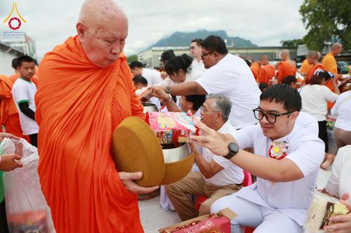 ภาพ No.330349:วันเสาร์ที่ 30 พฤษภาคม พ.ศ.2569 พิธีทำบุญฉลองครบรอบ 117 ปี เมืองเชียงดาว  ตักบาตรพระ 1,112 รูป และ พิธีทักษิณานุปาทานแด่พระนเรศวรมหาราช ณ ตลาดฟ้าเพียงดาว อ.เชียงดาว จ.เชียงใหม่