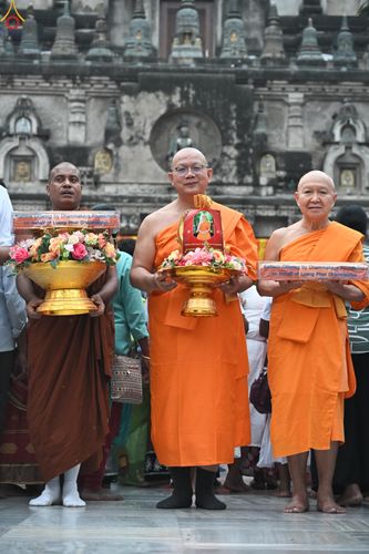 ภาพ No.284077:วันที่ ๔ พฤศจิกายน พุทธศักราช ๒๕๖๘ กฐินสมทบวัดต่างประเทศ โดยคณะศิษยานุศิษย์ บูชาธรรม 81 ปี หลวงพ่อธัมมชโย ณ วัดมหาโพธิ์ เมืองพุทธคยา ประเทศอินเดีย