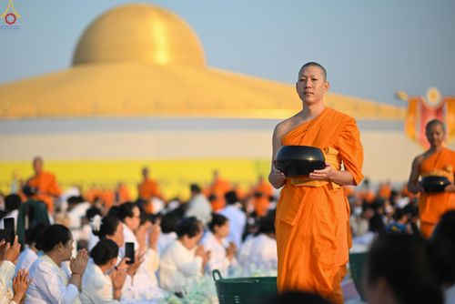 ภาพ No.279825:วันที่ 1 มกราคม พ.ศ.2569 พิธีตักบาตรในวันขึ้นปีใหม่ ณ ลานธรรม วัดพระธรรมกาย