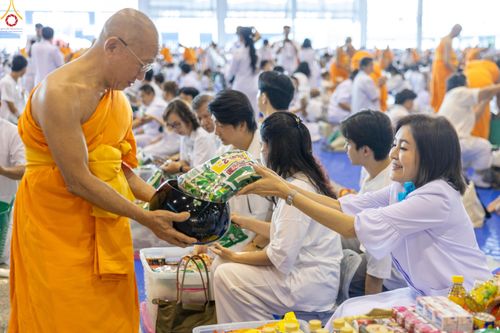 ภาพ No.311341:วันอาทิตย์ต้นเดือนที่ 1 มีนาคม พ.ศ.2569 พิธีตักบาตร และ พิธีบูชาข้าวพระ ณ สภาธรรมกายสากล วัดพระธรรมกาย