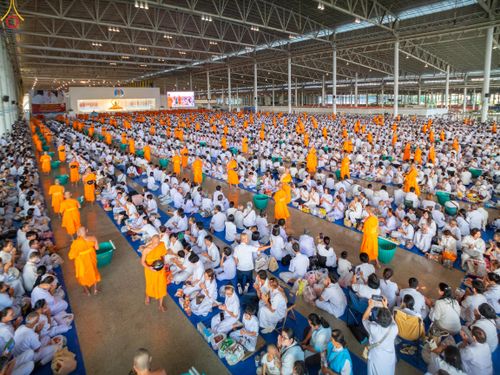 ภาพ No.318163:วันอาทิตย์ต้นเดือนที่ 5 เมษายน พ.ศ.2569 พิธีตักบาตร ณ บ้านแก้วเรือนทองคุณยายอาจารย์ฯ วัดพระธรรมกาย