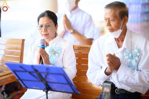 ภาพ No.78329:พิธีถวายสังฆทานแด่คณะสงฆ์ ๓๒๓ วัด พิธีมอบกองทุนหนุนแรงใจช่วยครูใต้และพิธีทำบุญอุทิศส่วนกุศลแด่ผู้วายชนม์ในเหตุการณ์ความไม่สงบ ๔ จังหวัดชายแดนภาคใต้  (ปัตตานี ยะลา นราธิวาส สงขลา) ปีที่ ๑๙ ครั้งที่ ๑๖๑ พิธีมอบกองทุนหนุนแรงใจช่วยครูใต้ (ปีที่ ๑๖ ครั้งที่ ๑