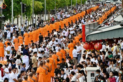 ภาพ No.126194:พิธีทำบุญเมืองนครราชสีมา ฉลอง 556 ปี ตักบาตรพระ 10,000 รูป ในวันเสาร์ที่ 2 มีนาคม พ.ศ.2567 ณ อนุสาวรีย์ท้าวสุรนารี จ.นครราชสีมา จัดโดย คณะสงฆ์จังหวัดนครราชสีมา ร่วมกับสำนักงานจังหวัดนครราชสีมา