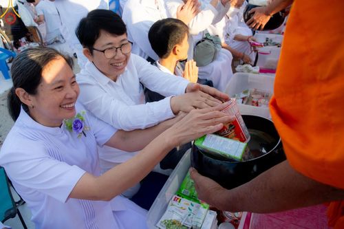 ภาพ No.187886:พิธีตักบาตรฉลองพระใหม่ ต้อนรับพุทธศักราช 2568 ณ ลานธรรมพระมหาธรรมกายเจดีย์ วัดพระธรรมกาย จ.ปทุมธานี วันที่ 1 มกราคม พ.ศ. 2568