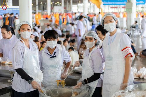 ภาพ No.58970:V.40 ภัตตาหารพระหมื่นวัด เราจัดให้ การปฏิบัติงานของเจ้าหน้าที่และอาสาสมัคร เพื่อรับบุญในการถวายภัตตาหาร แด่คณะสงฆ์ 10,000 กว่าวัดทั่วประเทศ ที่มาร่วมงานวันคุ้มครองโลก จันทร์ที่ 22 เมษายน พ.ศ. 2567 ณ วัดพระธรรมกาย