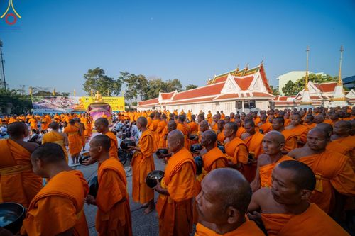 ภาพ No.197789:พิธีตักบาตรพระธรรมยาตรา ณ อนุสรณ์สถานลำดับที่ 4 สถานที่เกิดด้วยกายธรรม วัดโบสถ์(บน) ต.บางคูเวียง จ.นนทบุรี ในโครงการธรรมยาตรา กตัญญูบูชา มหาปูชนียาจารย์ พระมงคลเทพมุนี(สด จนฺทสโร) พระผู้ปราบมาร อนุสรณ์สถาน 7 แห่ง ปีที่ 13 วันที่ 19 มกราคม พ.ศ. 2568