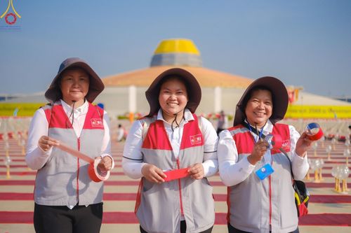 ภาพ No.208233:V.55 สารพัดV สารพัดดี ที่วัดพระธรรมกาย ในโครงการธรรมยาตรา กตัญญูบูชา มหาปูชนียาจารย์ พระมงคลเทพมุนี (สด จนฺทสโร) พระผู้ปราบมาร อนุสรณ์สถาน 7 แห่ง ปีที่ 13 ระหว่างวันที่ 2-31 มกราคม พ.ศ. 2568