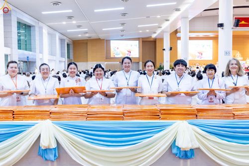 ภาพ No.244078:วันอาทิตย์ที่ 7 กันยายน พ.ศ. 2568 พิธีทอดผ้าป่าสมทบกฐินวัดพระธรรมกาย และสมทบกฐิน 30,000 วัดทั่วไทย ครั้งที่ 2 ณ ห้องแก้วสารพัดนึก 1 วัดพระธรรมกาย