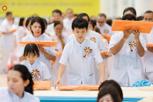 ภาพ No.160274:พิธีทอดผ้าป่าสมทบกฐินวัดพระธรรมกาย และสมทบกฐิน 30,000 วัดทั่วไทย ครั้งที่ 3 ณ สภาธรรมกายสากล วัดพระธรรมกาย วันพฤหัสบดีที่ 10 ตุลาคม พ.ศ. 2567