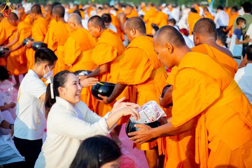 ภาพ No.201178:พิธีตักบาตรพระธรรมยาตรา ณ อนุสรณ์สถานลำดับที่ 5 สถานที่เผยแผ่วิชชาธรรมกายครั้งแรก อนุสรณ์สถานบางปลา วัดบางปลา อำเภอบางเลน จังหวัดนครปฐม ในโครงการธรรมยาตรา กตัญญูบูชา มหาปูชนียาจารย์ พระมงคลเทพมุนี(สด จนฺทสโร) พระผู้ปราบมาร อนุสรณ์สถาน 7 แห่ง ปีที่ 13