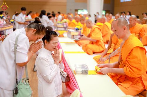 ภาพ No.145386:พิธีถวายผ้าอาบน้ำฝนและประทีปโคมไฟ ณ สภาธรรมกายสากล วัดพระธรรมกาย วันเสาร์ที่ 20 กรกฎาคม พ.ศ. 2567