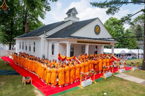 พิธีประดิษฐานลูกนิมิตมหาสมบัติ ผูกสีมาสถาปนาอุโบสถ บูชาธรรม ๘๐ ปี หลวงพ่อธัมมชโย วันอาทิตย์ที่ ๓๐ มิถุนายน พ.ศ. ๒๕๖๗ วัดพระธรรมกายนิวเจอร์ซี ประเทศสหรัฐอเมริกา