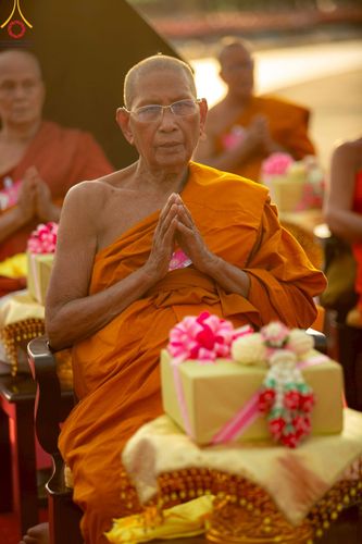 ภาพ No.221711:วันอังคารที่ 22 เมษายน พ.ศ. 2568 ภาพพิธีถวายมหาสังฆทานคณะสงฆ์ 40,000 กว่าวัดทั่วประเทศ เนื่องในวันคุ้มครองโลก ชุดที่ 2 (ปลื้มให้สมการรอคอย) ณ ลานธรรมพระมหาธรรมกายเจดีย์ วัดพระธรรมกาย