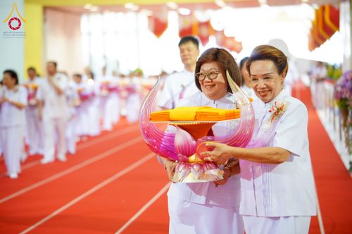 ภาพ No.215540:วันอาทิตย์ต้นเดือนที่ 6 เมษายน พ.ศ. 2568 ขบวนอัญเชิญผ้าป่าสมทบ มหาสังฆทาน 40,000 กว่าวัดทั่วประเทศ ณ สภาธรรมกายสากล วัดพระธรรมกาย