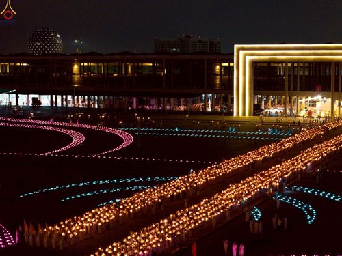 ภาพ No.224113:วันวิสาขบูชา วันอาทิตย์ที่ 11 พฤษภาคม พ.ศ. 2568 พิธีจุดวิสาขประทีป ,  พิธีเวียนประทักษิณรอบพระมหาธรรมกายเจดีย์ , พิธีฉลองชัยสวดมนต์บทธัมมจักกัปปวัตตนสูตร ครบ 7,357,000,000 จบ ณ มหารัตนวิหารคด วัดพระธรรมกาย