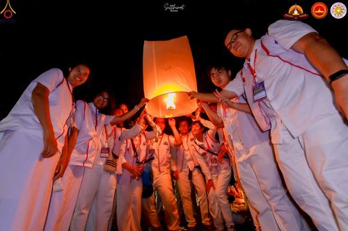 ภาพ No.224629:วันจันทร์ที่ 12 พฤษภาคม พ.ศ. 2568  ชาวพุทธในอินโดนีเซีย ร่วมฉลองวิสาขบูชาจุดประทีปกว่า 200,000 ดวง ณ พระมหาเจดีย์บรมพุทโธ  เจริญพุทธมนต์ถวาย “พระวชิรเกล้าเจ้าอยู่หัว”