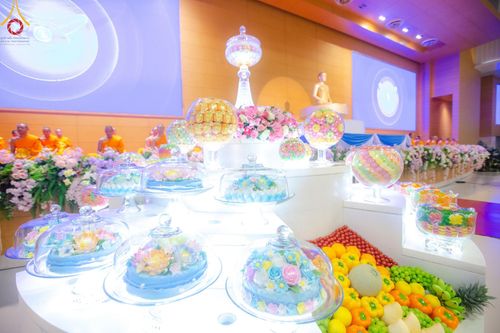 ภาพ No.139216:พิธีตักบาตร , พิธีบูชาข้าวพระ ณ ห้องแก้วสารพัด 1 สภาธรรมกายสากล วัดพระธรรมกาย วันอาทิตย์ต้นเดือนที่ 2 มิถุนายน พ.ศ. 2567