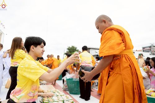 ภาพ No.242037:วันอาทิตย์ที่ 31 สิงหาคม พ.ศ. 2568 พิธีทำบุญแด่คณะสงฆ์ 122 รูป ฉลอง 121 ปี อำเภอคลองหลวง จ.ปทุมธานี เพื่อนำส่งช่วยเหลือคณะสงฆ์ 323 วัด 4 จังหวัดชายแดนภาคใต้ และช่วยเหลือประชาชนจากเหตุปะทะ แนวชายแดนไทย-กัมพูชา ณ บริเวณหน้าที่ว่าการอำเภอคลองหลวง 