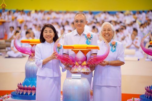 ภาพ No.251709:วันที่ 10 ตุลาคม พ.ศ. 2568 พิธีทอดผ้าป่าสมทบกฐินวัดพระธรรมกาย และสมทบกฐิน 30,000 กว่าวัดทั่วประเทศ ครั้งที่ 3 ณ สภาธรรมกายสากล วัดพระธรรมกาย