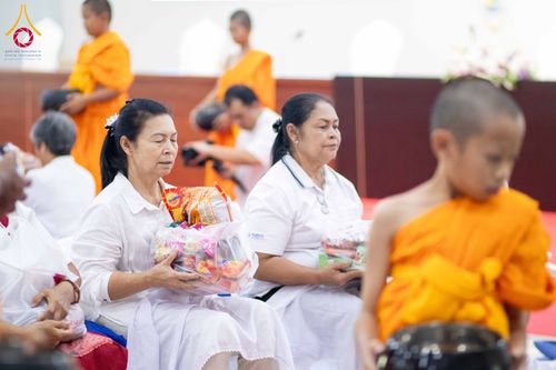 ภาพ No.321871:วันที่ 12 เมษายน พ.ศ.2569 ตักบาตรสงกรานต์ฉลองสามเณรใหม่  ณ ศูนย์ปฏิบัติธรรมระยอง(บ้านช่องลม)
