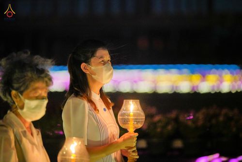 ภาพ No.81851:พิธีจุดวิสาขประทีปและเวียนประทักษิณ เนื่องในวันวิสาขบูชา วันเสาร์ที่ 3 มิถุนายน 2566 ณ ลานธรรมพระมหาธรรมกายเจดีย์ วัดพระธรรมกาย จ.ปทุมธานี