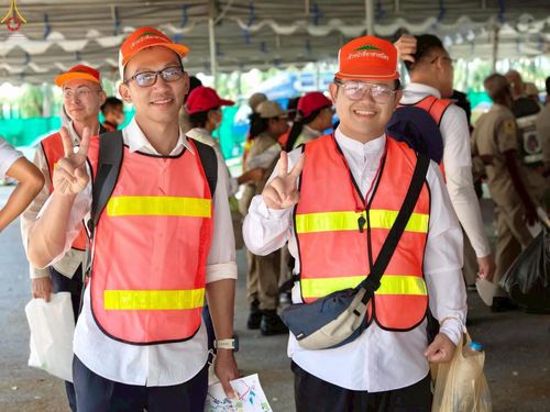 ภาพ No.300585:ภาพเบื้องหลังอาสาสมัครรวมใจ ชุดที่ 3 ในโครงการธรรมยาตรา กตัญญูบูชา มหาปูชนียาจารย์ พระมงคลเทพมุนี(สด จนฺทสโร) พระผู้ปราบมาร อนุสรณ์สถาน 7 แห่ง ปีที่ 14