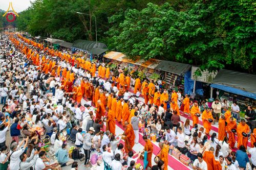 ภาพ No.285967:วันเสาร์ที่ 13 ธันวาคม พ.ศ.2568 พิธีตักบาตรพระภิกษุสามเณร 1,000 รูป ณ บริเวณหน้าอุทยานแห่งชาติเขาใหญ่ อำเภอปากช่อง จ.นครราชสีมา