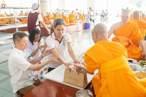 ภาพ No.348278:วันที่ 10 กันยายน พ.ศ.2569 พิธีสวดพระพุทธมนต์ และถวายภัตตาหารเป็นสังฆทาน เนื่องในวันครบ 26 ปี วันคล้ายละสังขาร คุณยายอาจารย์มหารัตนอุบาสิกาจันทร์ ขนนกยูง ณ หอฉันคุณยายอาจารย์ฯ วัดพระธรรมกาย
