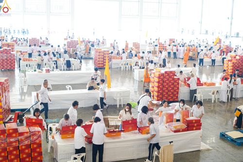 ภาพ No.321175:วันที่ 10-11 เมษายน พ.ศ.2569 การเตรียมกล่องไทยธรรม และการติดผ้ารับประเคน เพื่องานถวายมหาสังฆทาน 40,000 กว่าวัดทั่วประเทศ วันคุ้มครองโลก 22 เมษายน พ.ศ.2569 วัดพระธรรมกาย