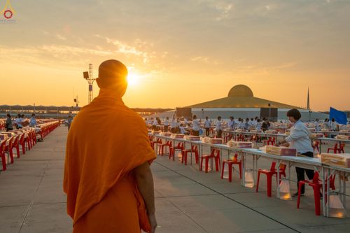 ภาพ No.322640:วันที่ 17 เมษายน พ.ศ.2569 การเรียงกล่องไทยธรรม เรียงน้ำดื่ม เรียงร่ม ณ ลานธรรมพระมหาธรรมกายเจดีย์ เพื่องานถวายมหาสังฆทาน 40,000 กว่าวัดทั่วประเทศ วันคุ้มครองโลก 22 เมษายน พ.ศ.2569 วัดพระธรรมกาย