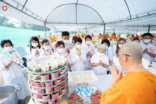 ภาพ No.71072:พิธีถวายภัตตาหารเป็นสังฆทาน แด่คณะพระธรรมยาตราฯ ในโครงการธรรมยาตราฯ ปีที่ 11 ณ อนุสรณ์สถานคลองบางนางแท่น อ.สามพราน จ.นครปฐม วันที่ 13 มกราคม พ.ศ. 2566