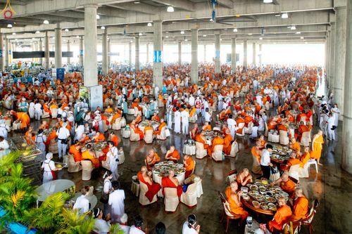 ภาพ No.323784:วันที่ 22 เมษายน พ.ศ.2569(วันคุ้มครองโลก) งานถวายมหาสังฆทาน 40,000 กว่าวัดทั่วประเทศ คณะสงฆ์ฉันภัตตาหารเพล