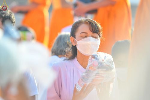 ภาพ No.70603:พิธีตักบาตรพระธรรมยาตราฯ ในโครงการธรรมยาตรากตัญญูบูชา มหาปูชนียาจารย์ พระมงคลเทพมุนี(สด จนฺทสโร) พระผู้ปราบมาร ปีที่ 11 ณ อนุสรณ์สถานลำดับที่ 2 สถานที่ตั้งมโนปณิธานบวชตลอดชีวิต อนุสรณ์สถานคลองบางนางแท่น อ.สามพราน จ.นครปฐม วันที่ 14 มกราคม พ.ศ. 2566
