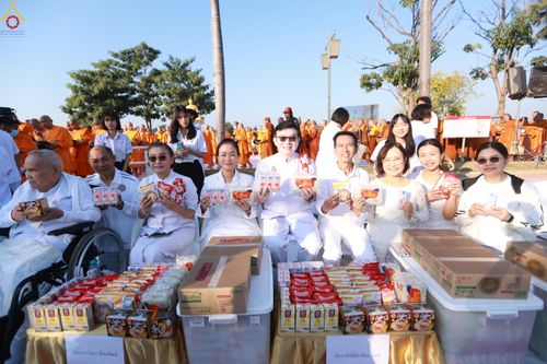 ภาพ No.284229:วันเสาร์ที่ 20 ธันวาคม พ.ศ.2568  พิธีตักบาตรพระ 10,000 รูป เนื่องในโอกาส 194 ปี จังหวัดกาญจนบุรี และอุทิศส่วนกุศลให้แด่บรรพชนทั้งหลาย บริเวณถนนสองแคว (Skywalk) เมืองกาญจนบุรี