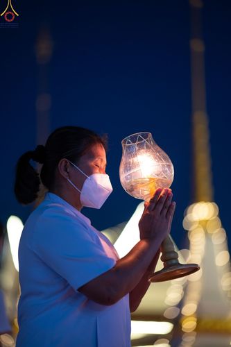 ภาพ No.73322:พิธีจุดประทีปถวายเป็นพุทธบูชา และบูชาธรรมมหาปูชนียาจารย์ ในโครงการธรรมยาตรากตัญญูบูชา มหาปูชนียาจารย์ พระมงคลเทพมุนี(สด จนฺทสโร) พระผู้ปราบมาร ปีที่ 11 ณ อนุสรณ์สถานลำดับที่ 4 สถานที่เกิดด้วยกายธรรม วัดโบสถ์ (บน) บางคูเวียง อ.บางกรวย จ.นนทบุรี วันที่ 21 
