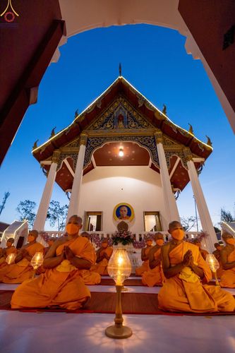 ภาพ No.73465:พิธีจุดประทีปถวายเป็นพุทธบูชา และบูชาธรรมมหาปูชนียาจารย์ ในโครงการธรรมยาตรากตัญญูบูชา มหาปูชนียาจารย์ พระมงคลเทพมุนี(สด จนฺทสโร) พระผู้ปราบมาร ปีที่ 11 ณ อนุสรณ์สถานลำดับที่ 4 สถานที่เกิดด้วยกายธรรม วัดโบสถ์ (บน) บางคูเวียง อ.บางกรวย จ.นนทบุรี วันที่ 21 