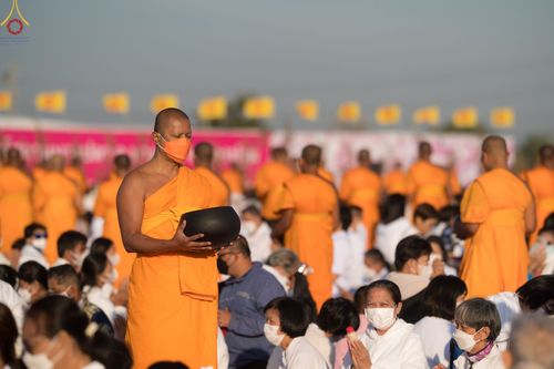 ภาพ No.74808:พิธีตักบาตรพระธรรมยาตราฯ ในโครงการธรรมยาตรากตัญญูบูชา มหาปูชนียาจารย์ พระมงคลเทพมุนี(สด จนฺทสโร) พระผู้ปราบมาร ปีที่ 11 ณ อนุสรณ์สถานลำดับที่ 5 สถานที่เผยแผ่วิชชาธรรมกายครั้งแรก อนุสรณ์สถานบางปลา วัดบางปลา อ.บางเลน จ.นครปฐม วันที่ 29 มกราคม พ.ศ. 2566