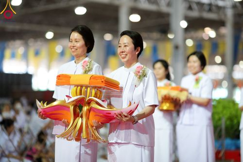 ภาพ No.92328:พิธีทอดกฐินธรรมชัยเพื่อสร้างอาคาร 115 ปี คุณยายอาจารย์มหารัตนอุบาสิกาจันทร์ ขนนกยูง อาทิตย์ต้นเดือนที่ 5 พฤศจิกายน พ.ศ. 2566 ณ วัดพระธรรมกาย จ.ปทุมธานี