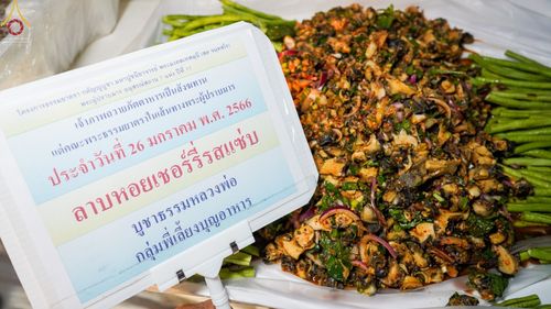 ภาพ No.74462:พิธีถวายภัตตาหารเป็นสังฆทาน แด่คณะพระธรรมยาตราฯ ในโครงการธรรมยาตรากตัญญูบูชา มหาปูชนียาจารย์ พระมงคลเทพมุนี(สด จนฺทสโร) พระผู้ปราบมาร อนุสรณ์สถาน 7 แห่ง ปีที่ 11 วันที่ 26 มกราคม พ.ศ. 2566