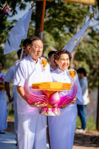 ภาพ No.285712:วันพุธที่ 10 ธันวาคม พ.ศ.2568  พิธีตอกเสาเข็มมงคลต้นสุดท้าย รองรับองค์พระเจดีย์เพื่อสร้างสันติภาพโลก ณ ศูนย์ปฏิบัติธรรมและศูนย์อบรมเยาวชน ชัยนาท